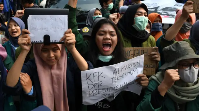 Influencer dan buzzer: Bagaimana Generasi Z memakai media sosial untuk gerakan sosial dan politik